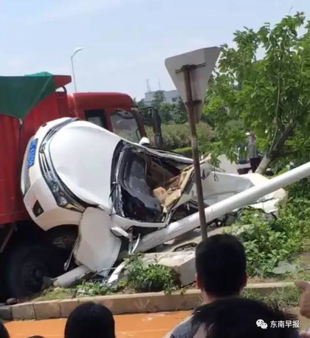 湖南客船被撞沉没悲剧揭秘，悲痛瞬间监控曝光，生死攸关时刻究竟发生了什么？_反馈记录和整理