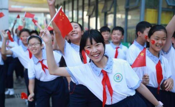 研究生横店群演惊现双面人生，白天学子夜晚化身女佣，背后的故事引人深思！_知识解答