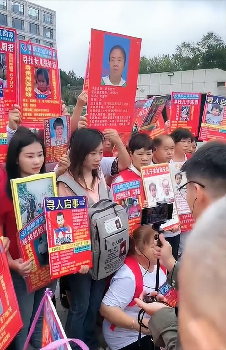 震撼人心！寻亲者为杨妞花勇挡炮仗，举寻亲板背后的温情故事_明确落实