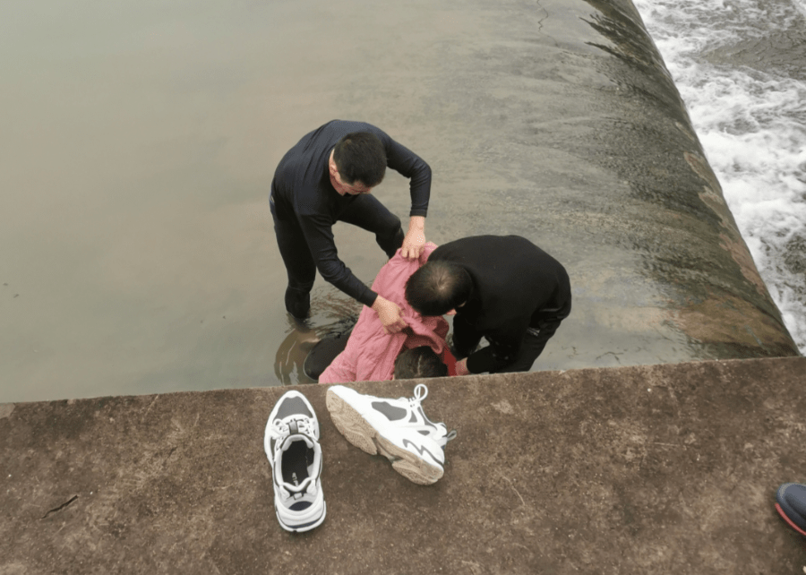 民警踏青紧急救援，女孩落水瞬间生死未卜！真实故事背后的英雄本色_明确落实