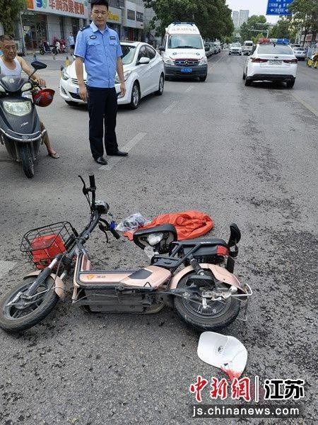 女子骑车遭遇开门杀惊险瞬间，生死未卜！深度剖析事故背后真相_实施落实