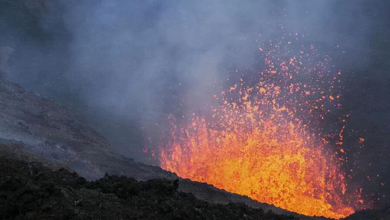 美国火山喷发惊现，岩浆冲天而起高达60米，威力究竟如何？_解答解释