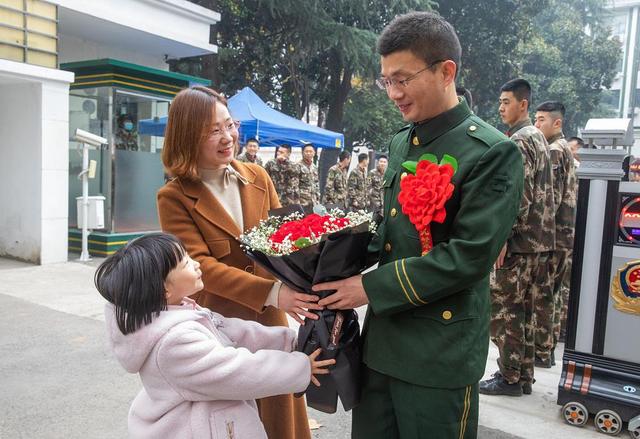 荣耀归来，退役士兵穿军装捧鲜花重返小学校园赴约_解答解释落实