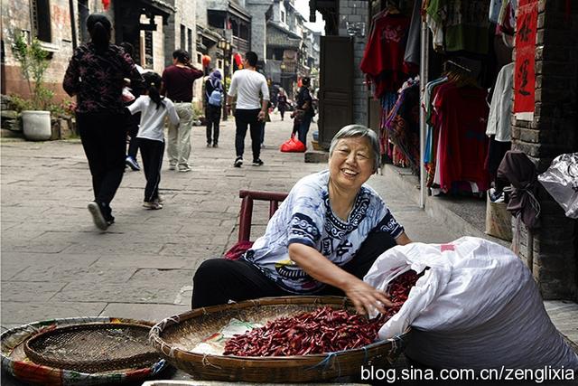 古城卖大龙的搞笑女奶奶，传奇背后的故事_贯彻落实