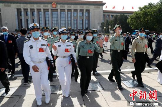 解放军与武警部队代表团震撼入场，彰显国家力量与荣耀时刻_逐步落实和执行