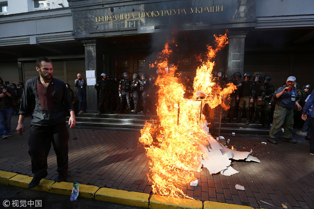 震惊！乌克兰激进民族主义者在街头遭枪杀，背后真相令人深思！_详细说明和解释