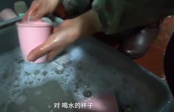 小龙坎火锅店清洁桶洗完拖把洗茶壶