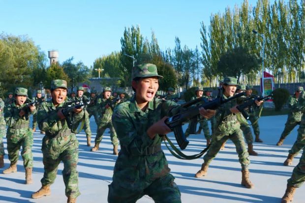 北京西站转运新兵入伍 女兵队伍亮眼