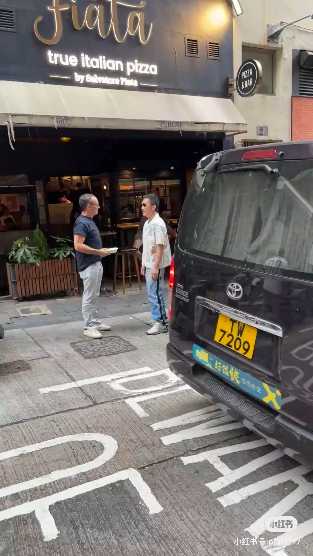 香港街头偶遇梁朝伟，一次不期而遇的星光瞬间_反馈执行和跟进