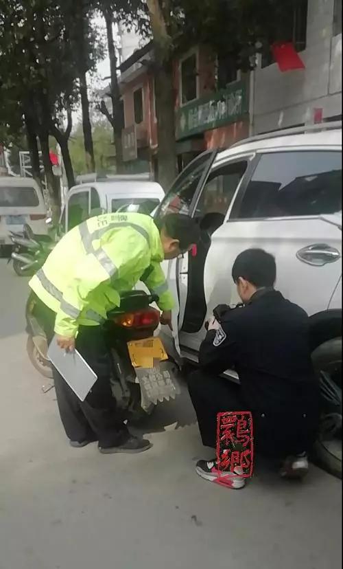 杭州西湖旁一名女警被撞倒地