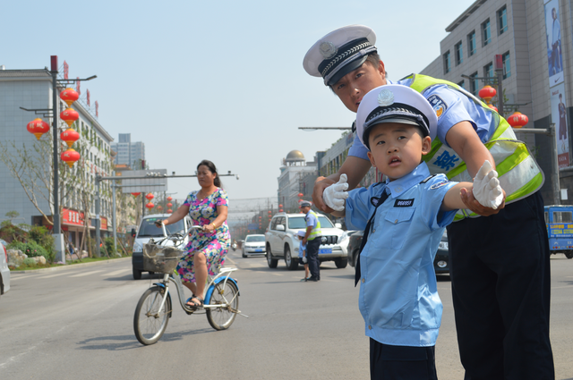 长沙街头萌娃化身迷你交警，这究竟是怎样的一道独特风景线？_反馈执行和跟进