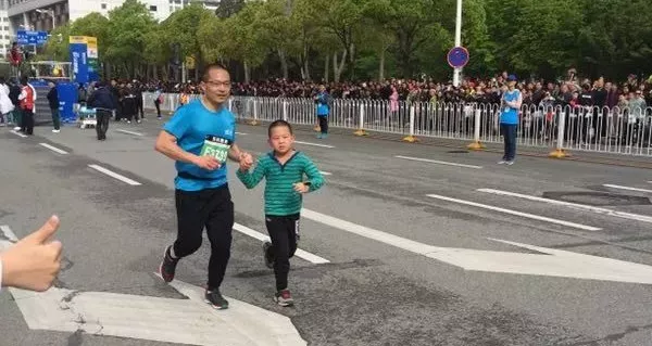 男子穿红旗袍跑汉马，热血激情与跨界挑战的独特结合_方案细化和落实